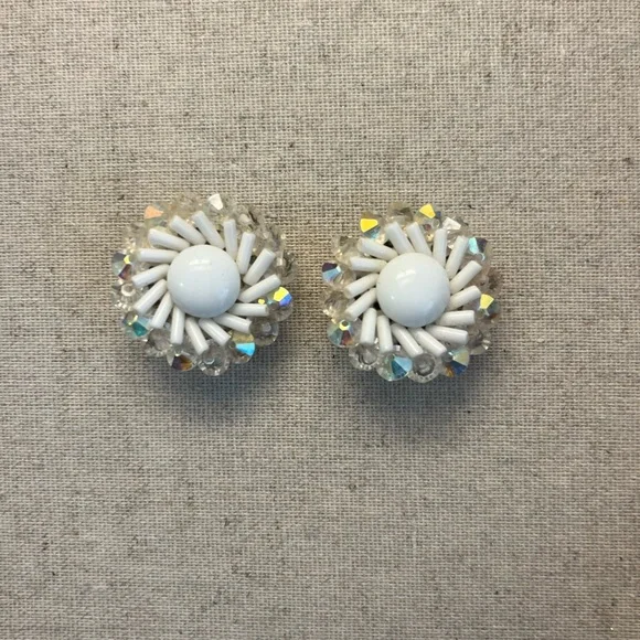 ✨ Vintage White Beaded Clip On Earrings - Picture 3 of 4